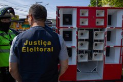 Comitê de Enfrentamento à Desinformação identificou ocorrências envolvendo adesivos acima do tam...