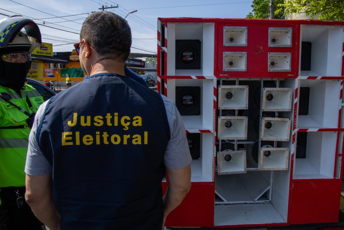 Comitê de Enfrentamento à Desinformação identificou ocorrências envolvendo adesivos acima do tam...