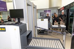 Procedimento de segurança inclui inspeção de pertences, passagem por detector de metais e retenç...