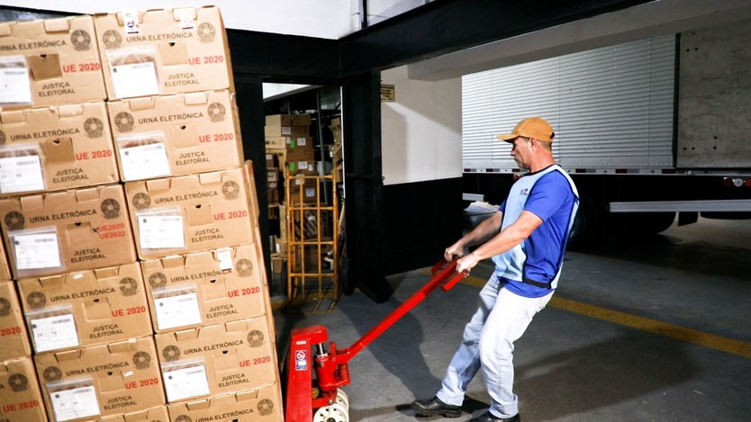 Equipamentos serão destinados a 11 municípios atendidos pelo Polo Manaus e transportados em oper...