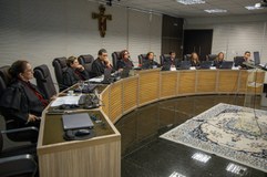 Entre as consequências mantidas estão a cassação dos diplomas e mandatos vinculados, anulação do...