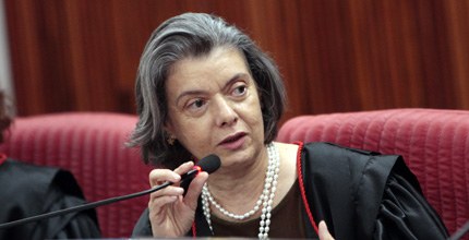 Ministra Cármen Lúcia em sessão plenária de encerramento do ano judiciário Ministra Cármen Lúcia em sessão plenária de encerramento do ano judiciário. Brasilia-DF 19/12/2...