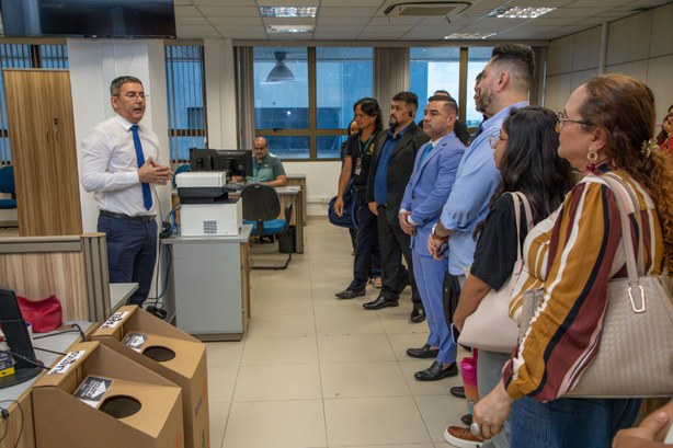 Acadêmicos do curso de Direito vivenciam a prática jurídica em sessão no Pleno do TRE-AM Acadêmicos do curso de Direito vivenciam a prática jurídica em sessão no Pleno do TRE-AM