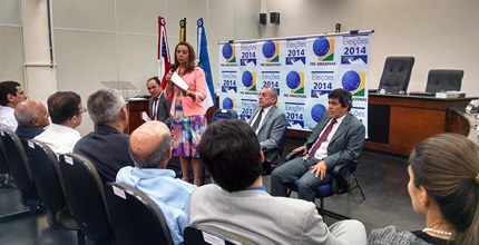 Candidatos assinam protocolo Candidatos assinam protocolo