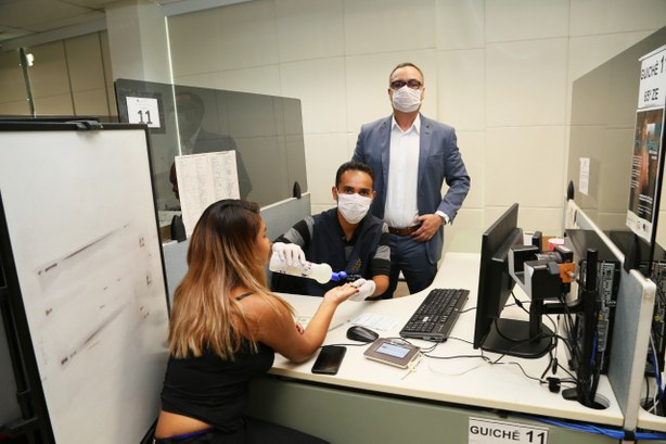 Central de Atendimento do TRE-AM estabelece novas diretrizes Dr. Cassio André Borges, Diretor da Central, explicou como será realizado o atendimento aos elei...