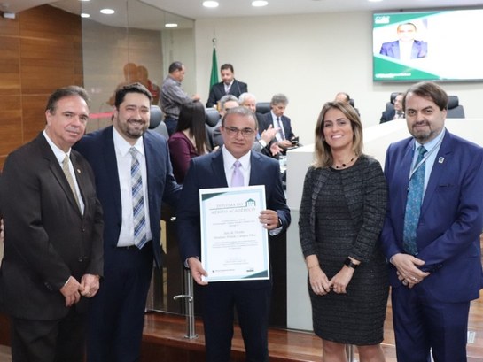 desembargador Abraham Peixoto-agraciado-medalha-tre-pe Entrega do diploma do mérito acadêmico EJE TRE-PE ao Desembargador Abraham Peixoto