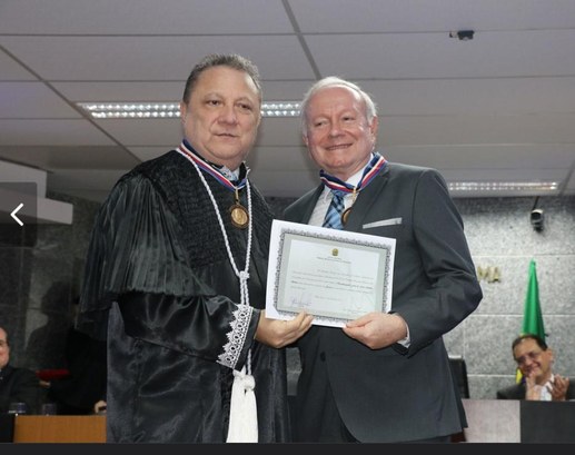 Desembargador João Simões é homenageado no TRE-MA com Medalha do Mérito Eleitoral