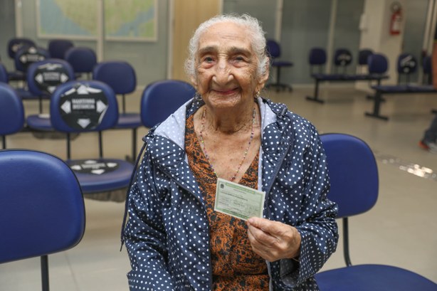 Eleitora de 115 anos regulariza seu título Eleitora de 115 anos regulariza seu título
