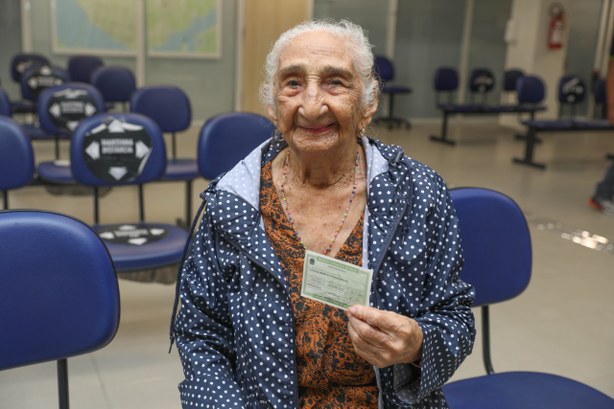 Eleitora de 115 anos regulariza seu título