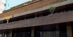 Foto da fachada do prédio sede do TRE-AM