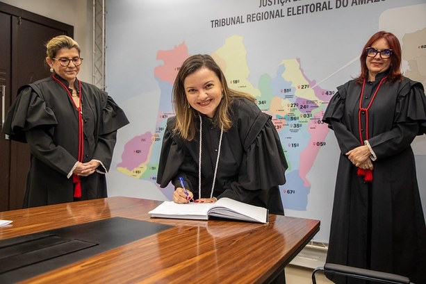 Juíza Vanessa Leite Mota toma posse como membro suplente do Pleno do TRE-AM