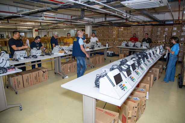Envio e preparação das urnas, treinamento das equipes, segurança e logística para o interior mob...