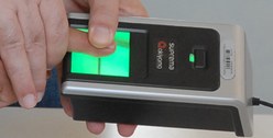 Coleta de dados biométricos - dedos das mãos - impressão digital.
