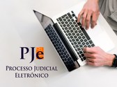 Pessoa mexendo em um notebook e a legenda "Processo Judicial Eletrônico"